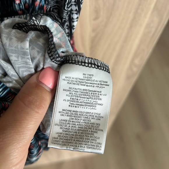 BCBGeneration Dress L arge Short Sleeve Soft Stretchy Patterned Colorful - Picture 6 of 6